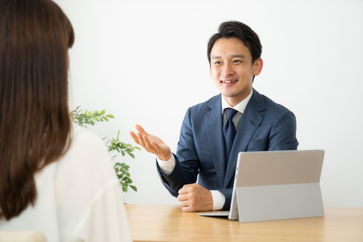 相談にのる男性スタッフ